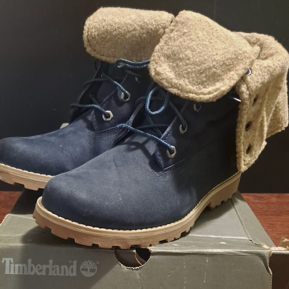 Timberland Navy Blue and Tan Fold-Over Boots. Size 5.5 M Junior's.